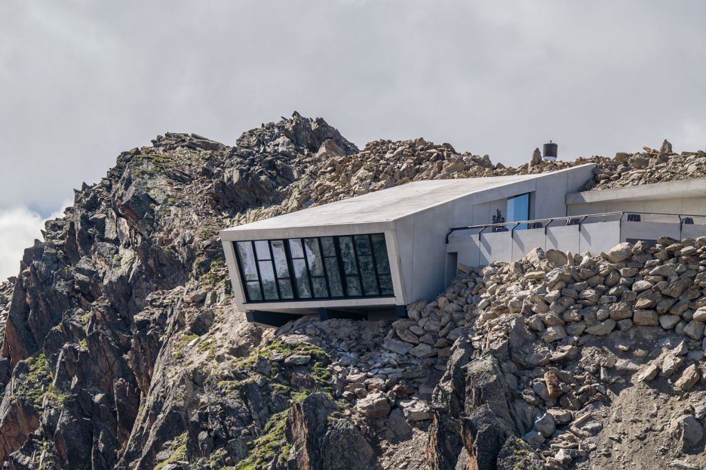 007 Elements - Sölden - Die Bergstation der Gaislachkogl-Bahn ist mehr als eine simple Bergstation. Oben auf dem Gipfel des Gaislachkogl entstanden einige Filmszenen des 24. James Bond-Films Spectre (2015).  - © Ötztal Tourismus, Ricardo Gstrein