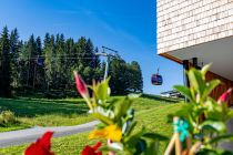 Schnell und effizient - Für Tagesgäste ist sie auf Tiroler Seite die wahrscheinlich wichtigste Zubringerbahn ins Skigebiet KitzSki. Mit einer Fahrgeschwindigkeit von rasanten 7 Metern pro Sekunde macht sie das auch schneller, als jede andere Zubringerbahn im Gebiet.  • © alpintreff.de - Silke Schön