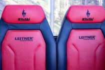 Sitze in den Gondeln der Fleckalmbahn - Die Gondeln der Firma Leitner verfügen über 10 sehr bequeme Sitze, welche im Winter <a href="https://www.alpintreff.de/2021/12/kitzski-beheizte-sitze-von-leitner/" target="_blank">intelligent beheizt</a> sind. Die Bahn fährt überaus leise und ruckelfrei. • © alpintreff.de - Silke Schön