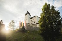 Burg Mauterndorf in der Abendsonne - Diese Burg ist definitiv einen Ausflug wert für alle Burgen- und Geschichtsfans. • © Salzburger Burgen und Schlösser