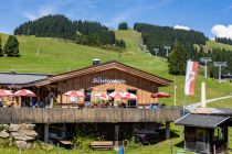 Die SkiWelt Hütte im Sommer.  • © skiwelt.de - Silke Schön