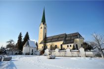 Die Kirche in Kirchbichl im Winter. • © TVB Kitzbüheler Alpen, Hannes Dabernig