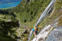 Die Klettersteigroute am Dalfazer Wasserfall im Rofangebirge ist ein spannendes Ausflugsziel.  • © Achensee Tourismus
