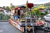 Unzählige Blumen schmücken die Autos und Gespanne beim Blumencorso in Kirchberg. • © alpintreff.de - Christian Schön