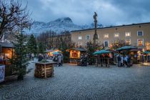 Die Buden auf dem Christkindlmarkt im oberbayerischen Bad Reichenhall entfalten ihren Zauber bei Einbruch der Dunkelheit.  • © Bad Reichenhall Tourismus & Stadtmarketing