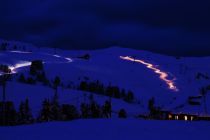 Abends skilaufen - ein besonderes Erlebnis. In Hochoetz sind die Pisten sogar beleuchtet :-) (Symbolbild). • © pixabay.com