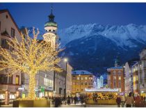 Ein Riesen-Bergkristall und eine Allee funkelnder Bäume taucht den Christkindlmarkt in der Maria-Theresien-Straße in weihnachtliches Licht.  • © Innsbruck Tourismus / Alexander Tolmo