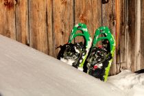 Tagsüber dürfen die Schneeschuhe in Kappl noch ein kleines Sonnenbad nehmen. Abends geht es dann mit Fackeln aber wieder auf die Piste. • © TVB Paznaun - Ischgl