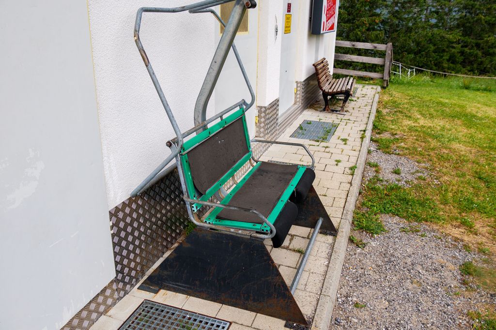 Alter Doppelsessel - Und das waren die Doppelsessel, sicherlich nicht mehr der neueste Stand. (Heute steht dieses Stück als Erinnerung an der neuen Bahn.) - © alpintreff.de - Christian Schön