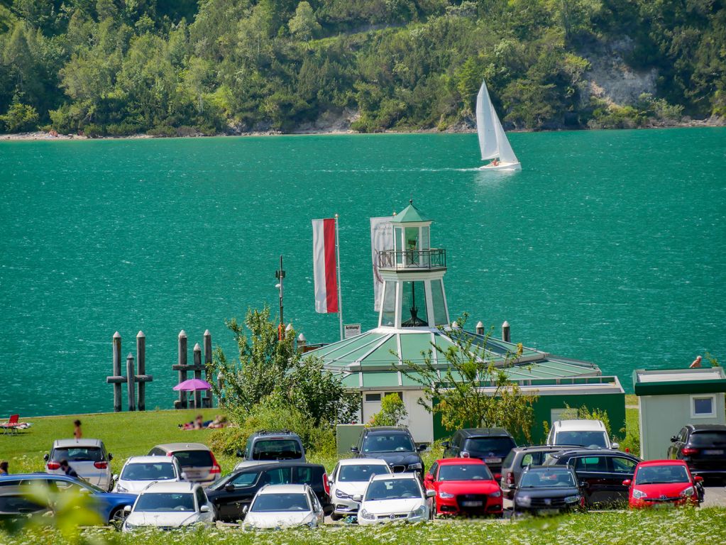 Achensee - Tirol - Am Ostufer gibt es einen Badestrand. Dort steht das Cafe Leuchtturm. - © alpintreff.de - Christian Schön Achensee - Tirol - Am Ostufer gibt es einen Badestrand. Dort steht das Cafe Leuchtturm. - © alpintreff.de - Christian Schön