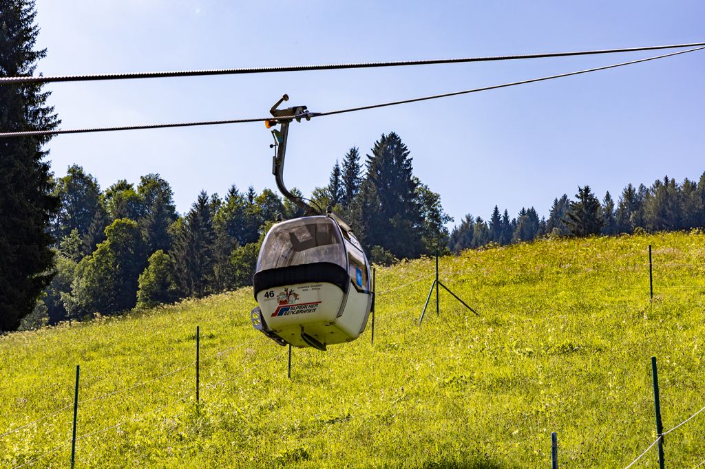  - Sie ist bereits seit 1988 in Betrieb und damit die dienstälteste Gondelbahn im Gebiet. Die Streckenlänge beträgt 1.560 Meter. Eine Gondel ist für sechs Personen ausgelegt - nun ja, dann ist es ziemlich "kuschelig". - © alpintreff.de - Silke Schön