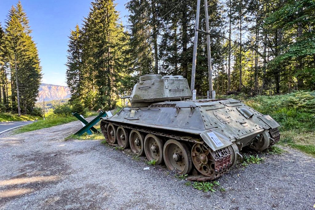 Auffälliges Ausstellungsstück - Das Bunkermuseum von Arnoldstein in Kärnten liegt am Wurzenpass, sehr nah an der Grenze zwischen Österreich und Slowenien. Ein Panzer macht auf das Museum aufmerksam.
- © Annett Ehrenreich Auffälliges Ausstellungsstück - Das Bunkermuseum von Arnoldstein in Kärnten liegt am Wurzenpass, sehr nah an der Grenze zwischen Österreich und Slowenien. Ein Panzer macht auf das Museum aufmerksam.
- © Annett Ehrenreich