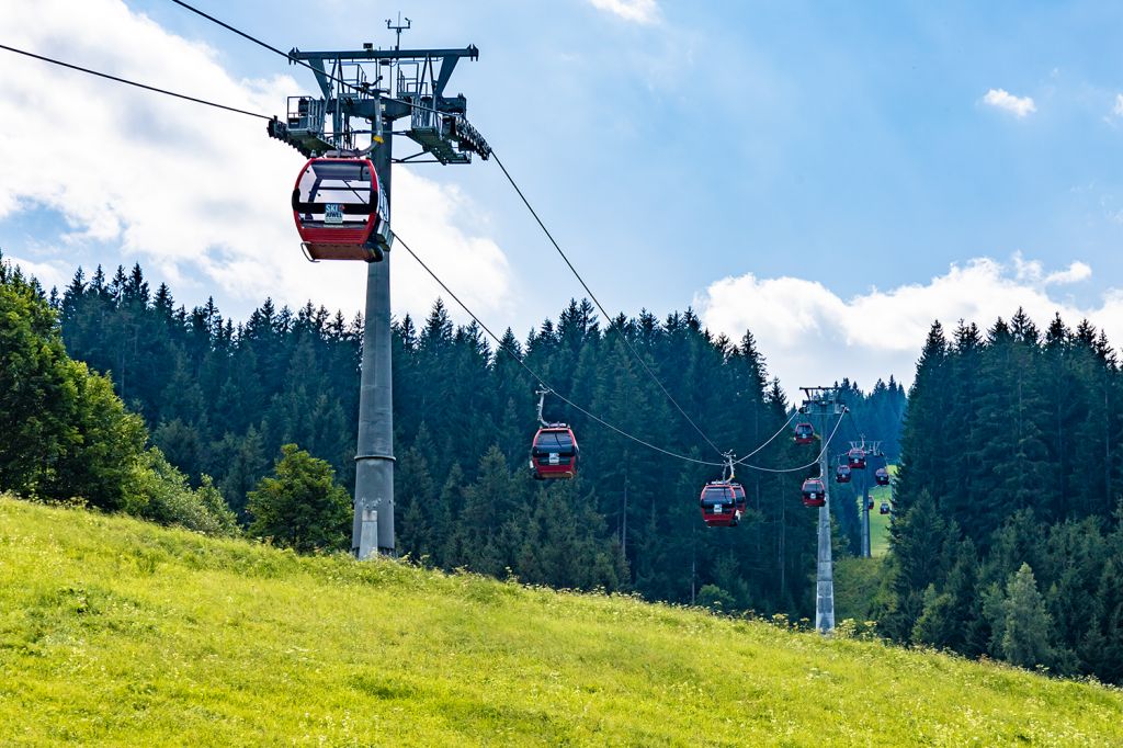 Schatzbergbahn - Auffach in der Wildschönau - Von Auffach in der Wildschönau führt die 2017 neu errichtete Schatzbergbahn mit Mittelstation auf den Schatzberg. - © alpintreff.de - Silke Schön