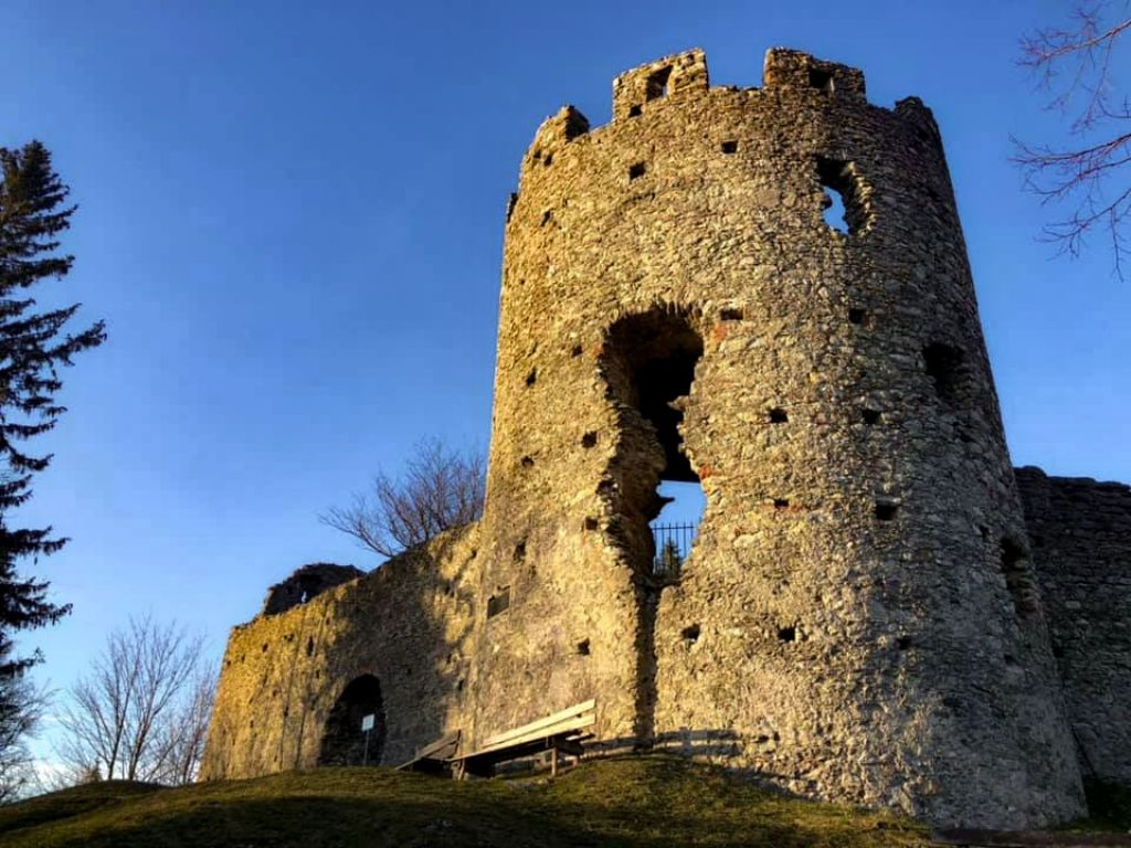 Imposant - Die Burg erscheint imposant vor dem blauen Himmel. - © Renate Carré