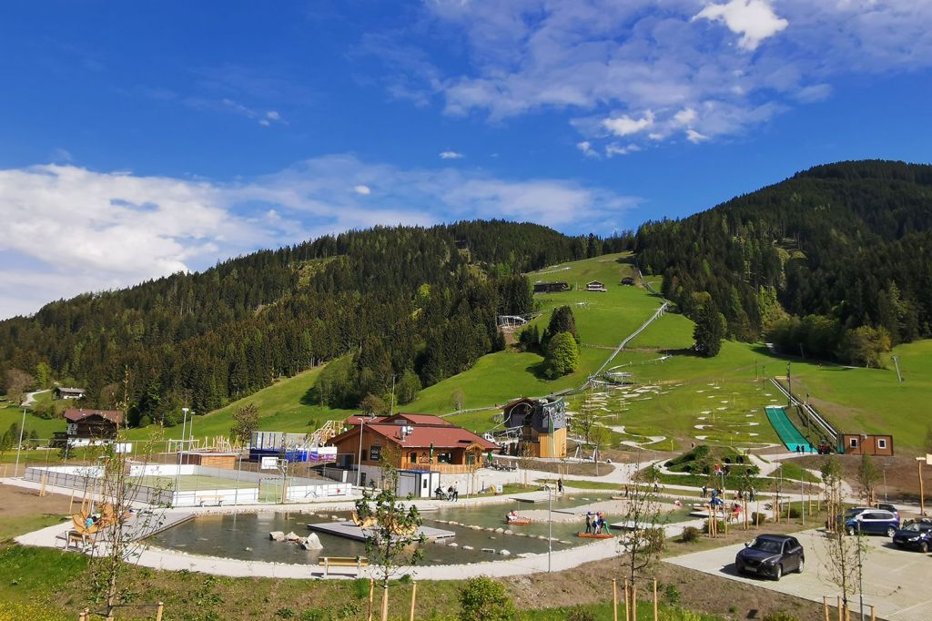 Das ist noch nicht alles - Im Motorikparcours werden spielerisch motorische Fähigkeiten trainiert. Der Sprungturm mit Absprunghöhen von 2 m, 3 m, und 5 m in einen 120 m² großen AirBag, sowie eine Trampolinanlage bieten ebenso Sportmöglichkeiten mit hohem Spaßfaktor. - © Wildschönau Tourismus Das ist noch nicht alles - Im Motorikparcours werden spielerisch motorische Fähigkeiten trainiert. Der Sprungturm mit Absprunghöhen von 2 m, 3 m, und 5 m in einen 120 m² großen AirBag, sowie eine Trampolinanlage bieten ebenso Sportmöglichkeiten mit hohem Spaßfaktor. - © Wildschönau Tourismus
