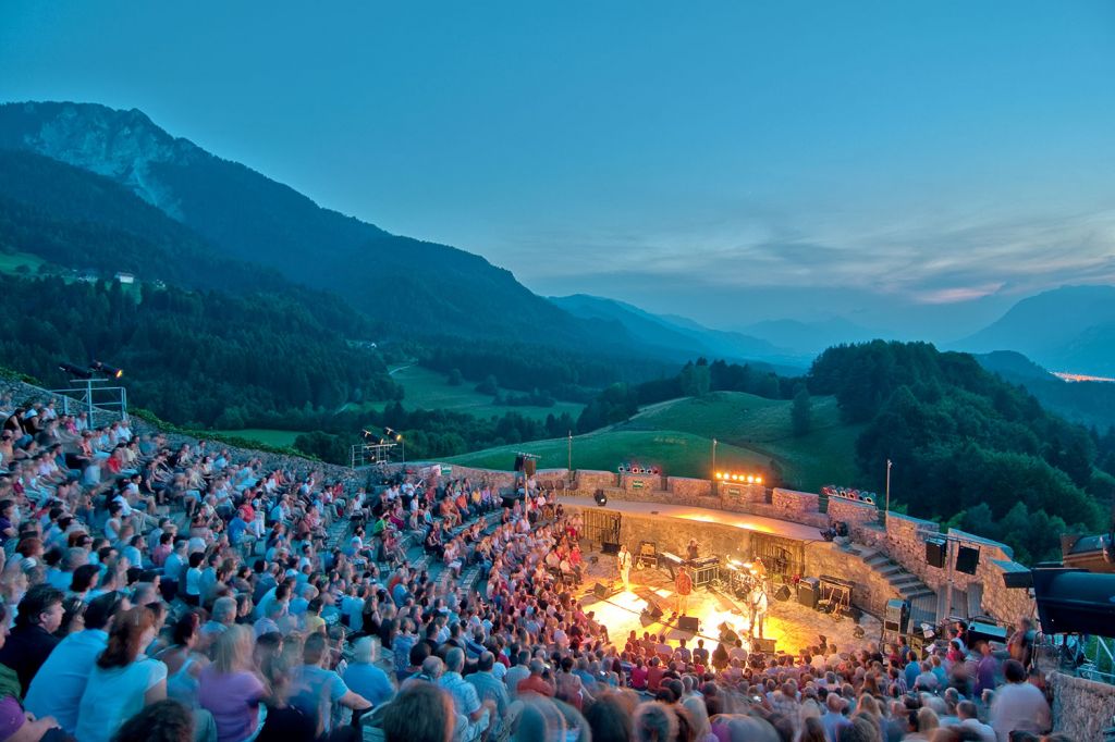 Aufführungen vor besonderer Kulisse - Heute wird die beeindruckende Burgarena für Festspielaufführungen genutzt. - © Region Villach Tourismus, Adrian Hipp