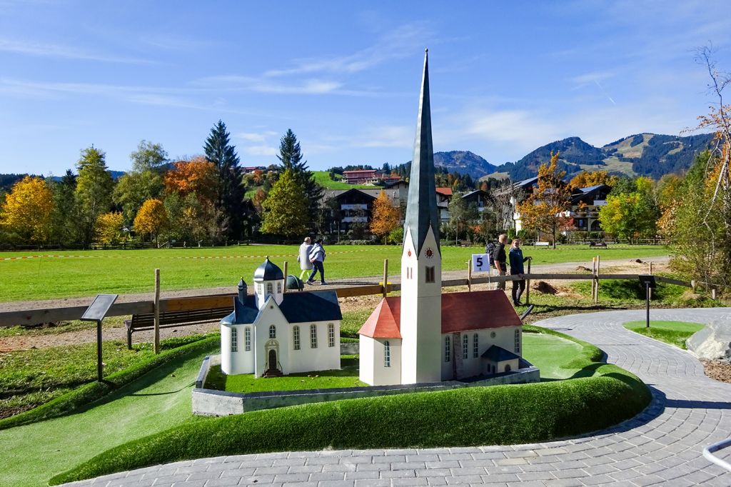 Adventure Minigolf - Adventure Minigolf ist eine besonders spannende Art, Minigolf zu spielen - eben fast, wie beim echten Golf. Unbedingt ausprobieren in Fischen im Allgäu! - © Gemeinde Fischen Adventure Minigolf - Adventure Minigolf ist eine besonders spannende Art, Minigolf zu spielen - eben fast, wie beim echten Golf. Unbedingt ausprobieren in Fischen im Allgäu! - © Gemeinde Fischen