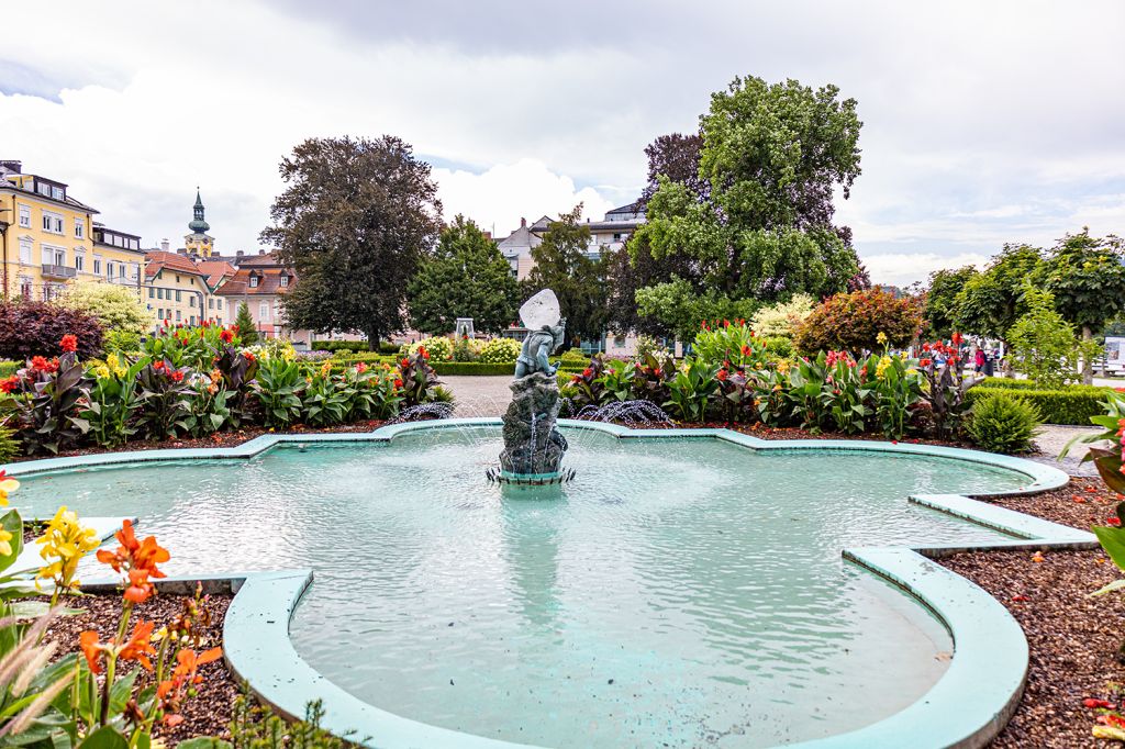 Brunnen Gmunden - Am Franz-Josef-Platz befindet sich dieser hübsche Brunnen. Die Skulptur stammt von Heinrich Natter. - © alpintreff.de - Christian Schön