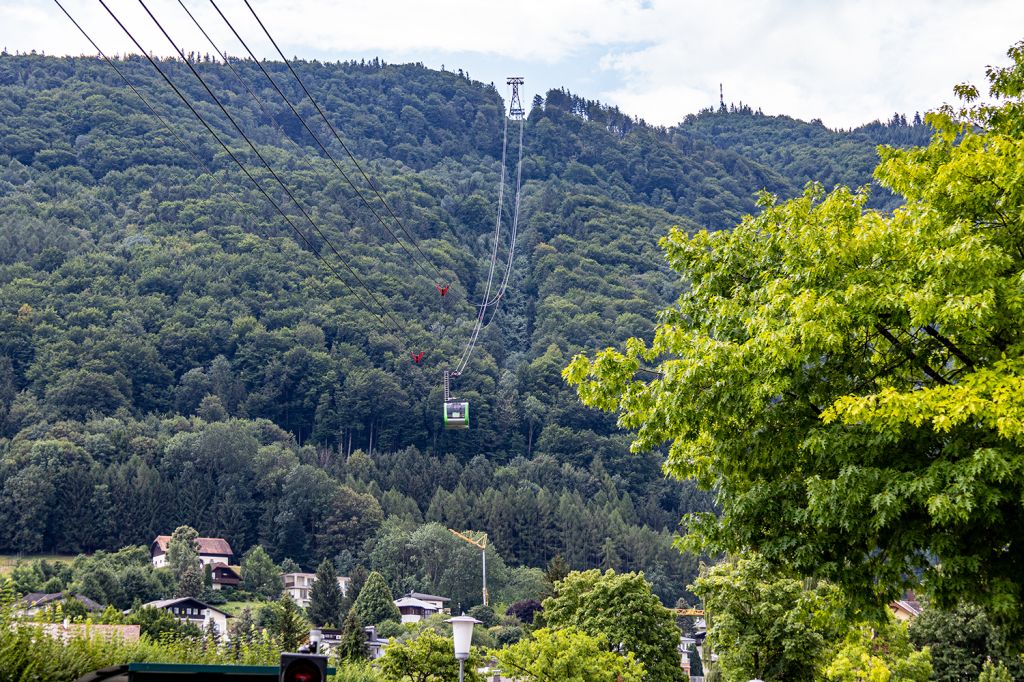 Seilbahn in Gmunden - Stattdessen führt heute eine Großkabinen Seilbahn mit Gondeln für 60 Personen auf den nur knapp 1.000 Meter hohen Grünberg.  - © alpintreff.de - Christian Schön