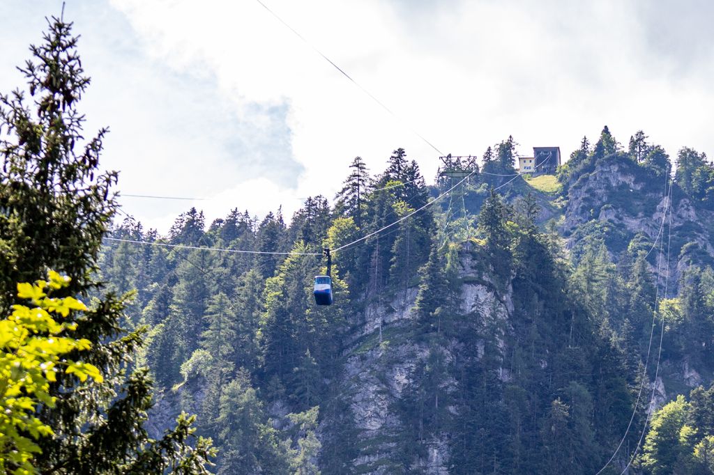 Gosaukammbahn - ein seltenes Original - Die Bahn ist zwar im Vergleich zu anderen und den Daten nicht sonderlich spektakulär, lässt aber dennoch viel von dem Seilbahn-Pioniergeist der Endsechziger Jahre verspüren. Die meisten dieser Bahnen sind eben längst verschwunden. - © alpintreff.de - Christian Schön Gosaukammbahn - ein seltenes Original - Die Bahn ist zwar im Vergleich zu anderen und den Daten nicht sonderlich spektakulär, lässt aber dennoch viel von dem Seilbahn-Pioniergeist der Endsechziger Jahre verspüren. Die meisten dieser Bahnen sind eben längst verschwunden. - © alpintreff.de - Christian Schön