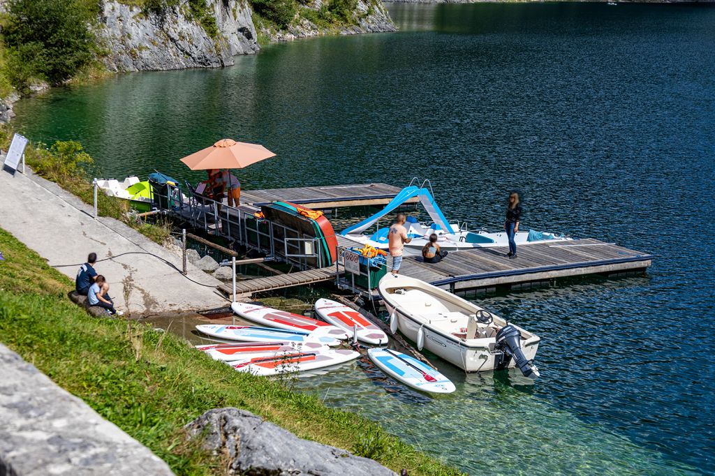 Mit dem Boot über den Vorderen Gosausee - Unbenommen schön und beeindruckend ist eine Erkundung des Vorderen Gosausees mit einem der Boote, die Du dort ausleihen kannst. Zur Verfügung stehen Tretboote, Elektroboote und SUPs. - © alpintreff.de - Christian Schön