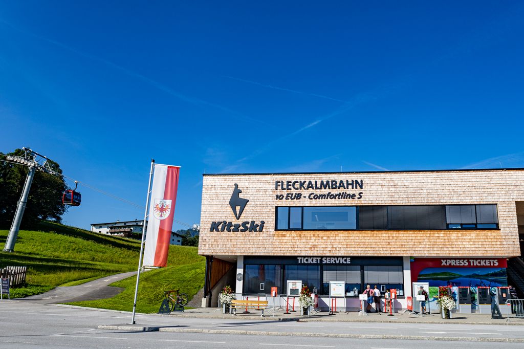 Talstation der Fleckalmbahn - Die 10er Gondelbahn Fleckalmbahn ersetzt seit Winter 2019/20 die ehemalige 6er Fleckalmbahn aus dem Jahr 1984. - © alpintreff.de - Silke Schön Talstation der Fleckalmbahn - Die 10er Gondelbahn Fleckalmbahn ersetzt seit Winter 2019/20 die ehemalige 6er Fleckalmbahn aus dem Jahr 1984. - © alpintreff.de - Silke Schön