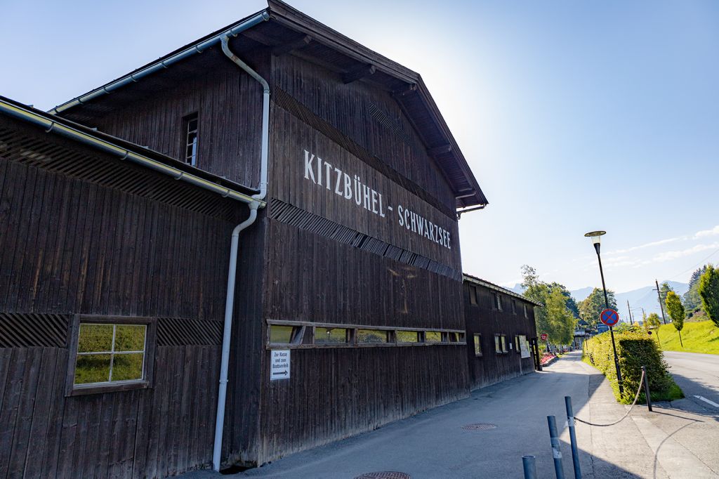 Morgens halb zehn in Österreich - Von der Hauptstraße nicht zu übersehen ist das Gebäude des Stadtbades. - © alpintreff.de - Silke Schön