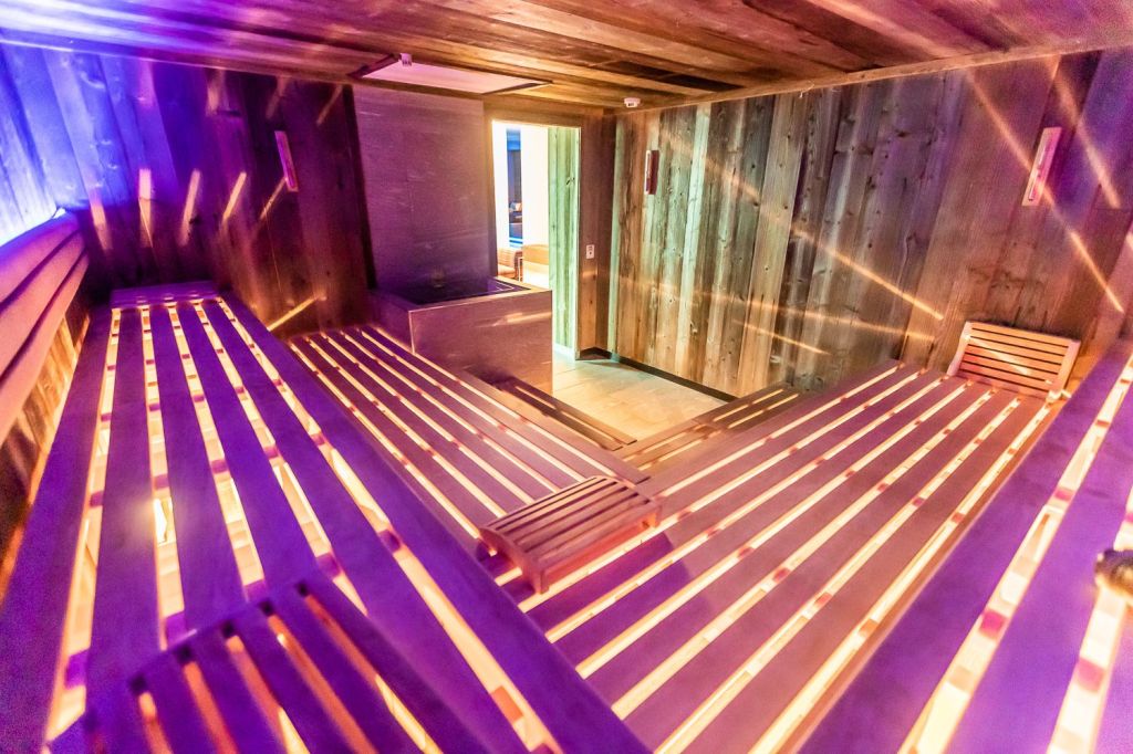 Sauna My Alpenwelt Resort - Das SPA serviert Wellness à la carte: Health und Beauty Anwendungen auf höchstem Niveau, dazu Erlebnissaunen und Dampfbäder, Regenerationsräume, Behandlungen auf der Aemotio SPA Liege, wertvolle Pärchen-Zeit im Private Spa – es darf in vollen Zügen genossen werden. - © My Alpenwelt Resort Sauna My Alpenwelt Resort - Das SPA serviert Wellness à la carte: Health und Beauty Anwendungen auf höchstem Niveau, dazu Erlebnissaunen und Dampfbäder, Regenerationsräume, Behandlungen auf der Aemotio SPA Liege, wertvolle Pärchen-Zeit im Private Spa – es darf in vollen Zügen genossen werden. - © My Alpenwelt Resort
