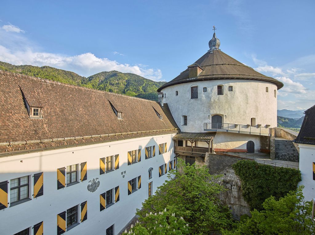 Majestätisch - Majestätisch thront die Festung Kufstein über der gleichnamigen Stadt am grünen Inn. Als Wahrzeichen Kufsteins präsentiert sich die Josefsburg aufwendig saniert als kulturelles Highlight im Land Tirol und ist zugleich Denkmal bewegter Jahrhunderte.  - © TVB Kufsteinerland, Lolin