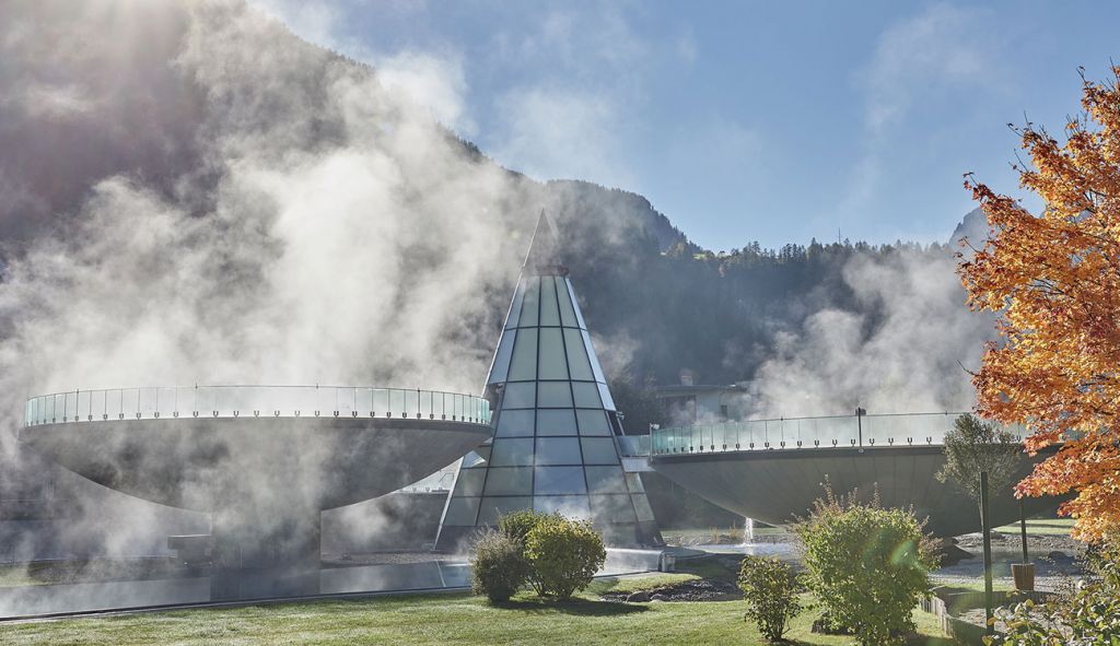 Aqua Dome - Längenfeld im Ötztal - Eine Augenweide ist die gesamte Anlage, die architektonisch einfallsreich ist. Es gibt 12 Innen- und Außenbecken, alle mit angenehmen 35°C Wassertemperatur.  - © Aqua Dome