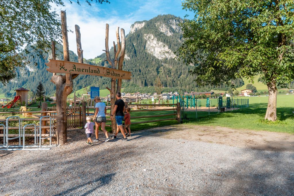 Schöne Familienzeit - Parken kannst Du auf dem Parkplatz der Horbergbahn. Von dort sind es nur ein paar Minuten zu Fuß.  - © TVB Mayrhofen, Thomas Eberharter Photography