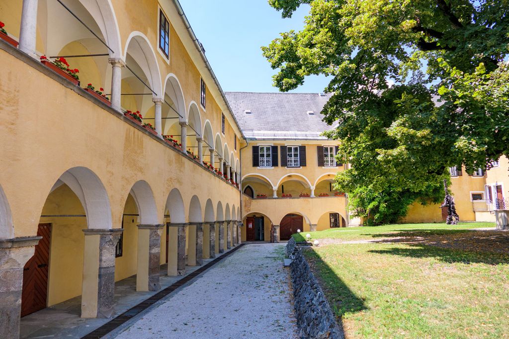 Der Innenhof - Das Stift Millstatt ist ein ehemaliges Kloster in Millstatt am Millstätter See. Es wurde wahrscheinlich ca. 1070 durch romanische Benediktiner gegründet. - © alpintreff.de - Christian Schön Der Innenhof - Das Stift Millstatt ist ein ehemaliges Kloster in Millstatt am Millstätter See. Es wurde wahrscheinlich ca. 1070 durch romanische Benediktiner gegründet. - © alpintreff.de - Christian Schön