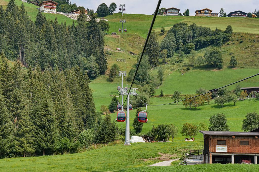 Zwei Sektionen zum Resterkogel - n zwei Sektionen geht es hoch zum südlichsten Punkt des Skigebiets. Im Sommer gibt es ab der Bergstation der zweiten Sektion ein Restaurant. Oben gibt es aber einige Wanderwege von leicht bis mittelschwer sowie den Ausbau des Resterkogels zum Sommerberg. - © alpintreff.de - Christian Schön Zwei Sektionen zum Resterkogel - n zwei Sektionen geht es hoch zum südlichsten Punkt des Skigebiets. Im Sommer gibt es ab der Bergstation der zweiten Sektion ein Restaurant. Oben gibt es aber einige Wanderwege von leicht bis mittelschwer sowie den Ausbau des Resterkogels zum Sommerberg. - © alpintreff.de - Christian Schön