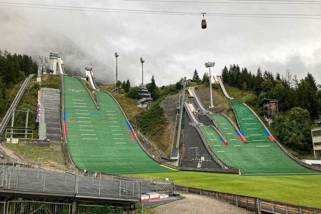 WM-Skisprung Arena Oberstdorf (Schattenbergschanzen) - Die Schattenbergschanzen sind die Skisprungschanzen in Oberstdorf im Allgäu. Sie befinden sich in der WM-Skisprung Arena, früher bekannt unter Audi Arena, Erdinger Arena oder Skisprungstadion.  - © Maike Tyralla