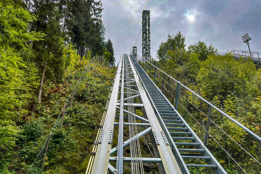 Schrägaufzug Skiflugschanze in Oberstdorf - Der Schrägaufzug, der Dich 70 m hoch zum Schanzenturm bringt, ist barrierefrei.
Auf der Plattform am Turm ist Platz für ungefähr einhundert Besucher, regelmäßig finden Führungen statt. - © Andrea Tyralla Schrägaufzug Skiflugschanze in Oberstdorf - Der Schrägaufzug, der Dich 70 m hoch zum Schanzenturm bringt, ist barrierefrei.
Auf der Plattform am Turm ist Platz für ungefähr einhundert Besucher, regelmäßig finden Führungen statt. - © Andrea Tyralla