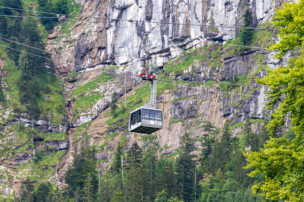 Dachstein-Krippenstein.Seilbahn 1 - Obertraun in Oberösterreich - Eine interessante und spannende Seilbahn ist die Dachstein-Krippenstein Seilbahn in Obertraun. Die Bahn führt in zwei Sektionen bis fast auf den 2.108 Meter hohen Krippenstein im Dachstein-Massiv.  - © alpintreff.de - Christian Schön