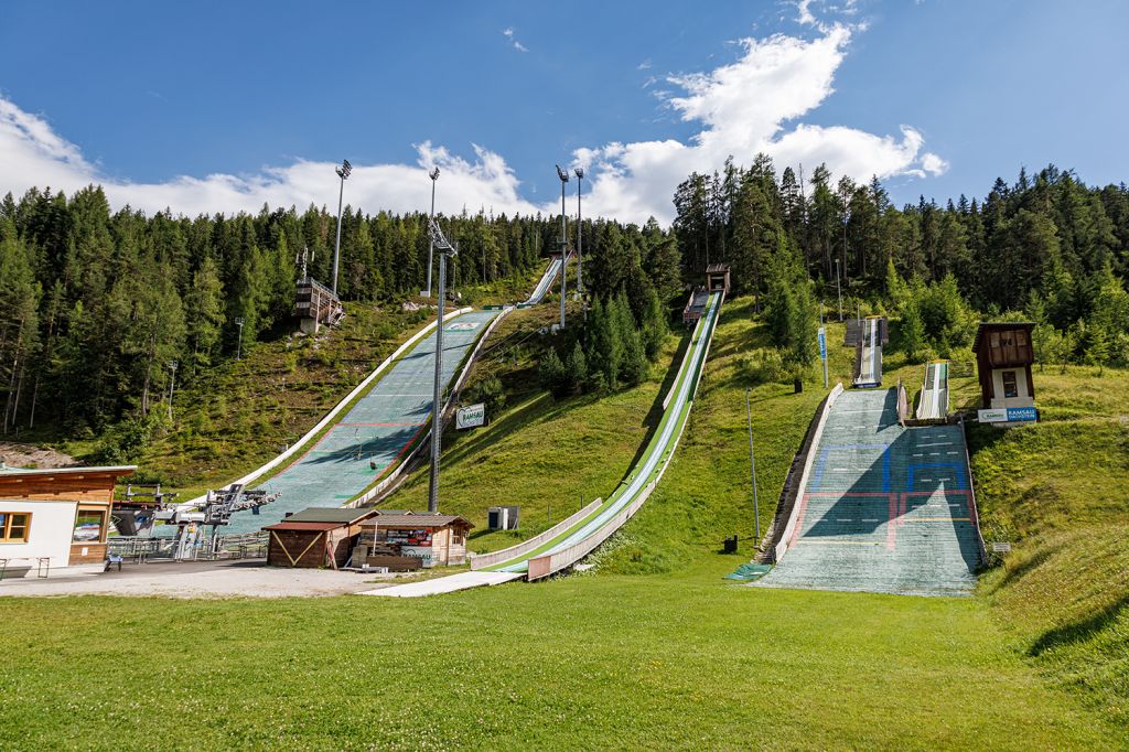 Skisprungschanzen Ramsau am Dachstein - Insgesamt gibt es auf der Anlage drei Mattenschanzen, die sowohl im Sommer als auch im Winter genutzt werden können (im Winter werden sie für Schneesprünge präpariert).  - © alpintreff.de - Christian Schön