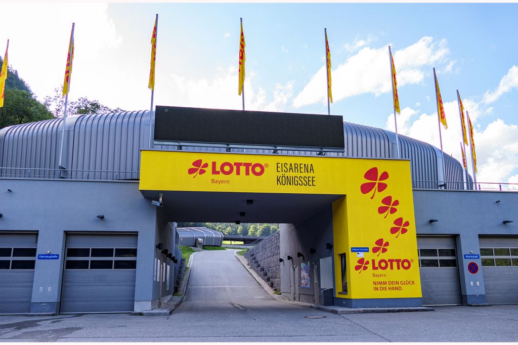 Eingangsportal Eisarena Königssee - In unmittelbarer Umgebung der Eisarena liegen der Königssee und die Jennerbahn. - © alpintreff.de - Christian Schön Eingangsportal Eisarena Königssee - In unmittelbarer Umgebung der Eisarena liegen der Königssee und die Jennerbahn. - © alpintreff.de - Christian Schön