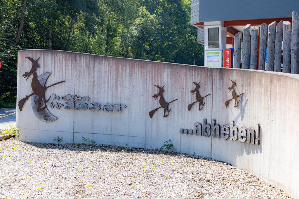 Willkommen an der Hexenwasserbahn - Nachdem klar war, dass die alte Gondelbahn Hochsöll ersetzt werden muss, wurde das Thema der neuen Bahn bekannt: Es sind die Hexen am Hexenwasser in Söll. - © alpintreff.de - Silke Schön Willkommen an der Hexenwasserbahn - Nachdem klar war, dass die alte Gondelbahn Hochsöll ersetzt werden muss, wurde das Thema der neuen Bahn bekannt: Es sind die Hexen am Hexenwasser in Söll. - © alpintreff.de - Silke Schön