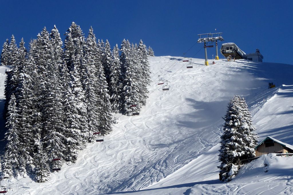 Schöne Aussichten - Die Sonnalmbahn stammt bereits aus dem Jahr 1993 und war die erste große Modernisierung im Skigebiet Berwang-Bichlbach. - © Bergbahnen Berwang