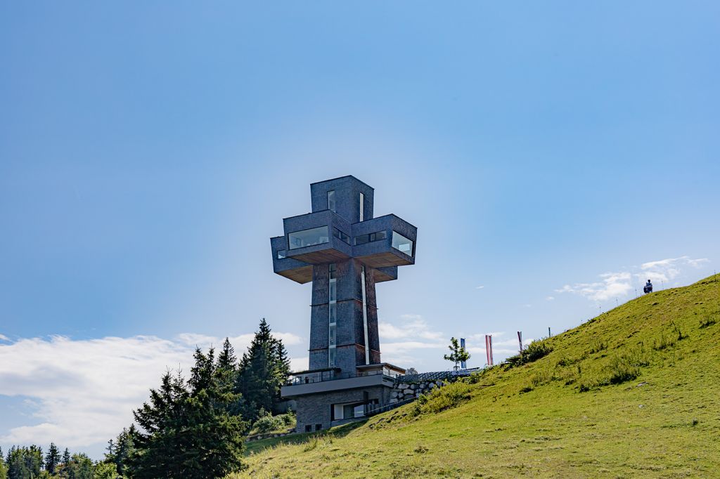 Jakobgskreuz im Pillerseetal - Es ist DAS Highlight in der Region Pillerseetal. Das Jakobskreuz ist nicht nur ein schnödes Gipfelkreuz, nein. Es ist hoch und Du kannst rauf und damit trägt es den Titel „größtes begehbares Gipfelkreuz der Welt“. - © alpintreff.de - Silke Schön