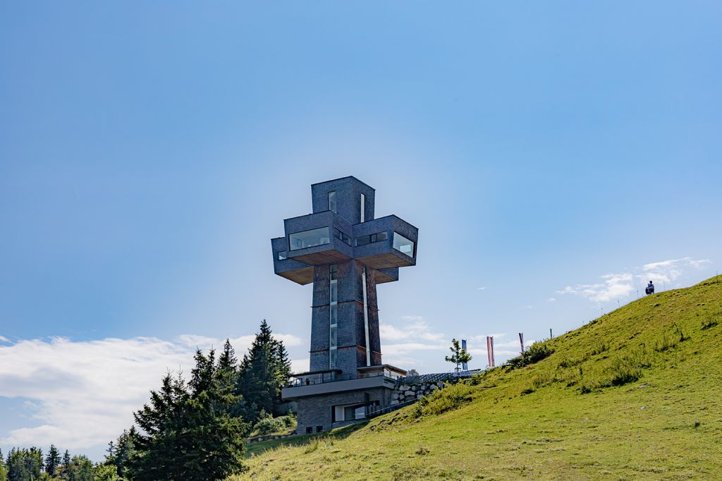 Jakobgskreuz im Pillerseetal - Es ist DAS Highlight in der Region Pillerseetal. Das Jakobskreuz ist nicht nur ein schnödes Gipfelkreuz, nein. Es ist hoch und Du kannst rauf und damit trägt es den Titel „größtes begehbares Gipfelkreuz der Welt“. - © alpintreff.de - Silke Schön Jakobgskreuz im Pillerseetal - Es ist DAS Highlight in der Region Pillerseetal. Das Jakobskreuz ist nicht nur ein schnödes Gipfelkreuz, nein. Es ist hoch und Du kannst rauf und damit trägt es den Titel „größtes begehbares Gipfelkreuz der Welt“. - © alpintreff.de - Silke Schön