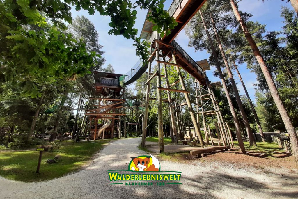 Den ganzen Tag Spaß - Die Walderlebniswelt ist eine große Spielewelt mit Park, Indoor-Spielehaus, Hochseilpark, Baumwipfelweg und Flying Fox. - © Walderlebniswelt Klopeiner See