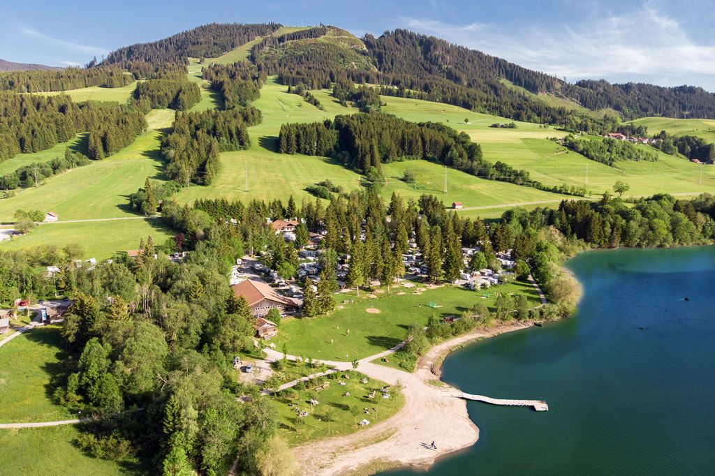 Sicht auf den Campingplatz Grüntensee - Von oben sieht der Platz so aus. Fast 300 Stellplätze für Wohnmobile, Wohnwägen und Zelte stehen zur Verfügung. Dauercamping ist möglich. Die Stellplätze haben eine Größe zwischen 60 und 100 m².  - © Camping Grüntensee International