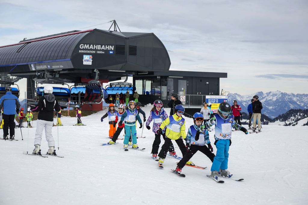 Skikurse Ski Juwel - Für den Unterricht im Ski- und Snowboardfahren stehen mehrere Skischulen zur Verfügung. - © Alpbachtal Tourismus, Thomas Koy Skikurse Ski Juwel - Für den Unterricht im Ski- und Snowboardfahren stehen mehrere Skischulen zur Verfügung. - © Alpbachtal Tourismus, Thomas Koy