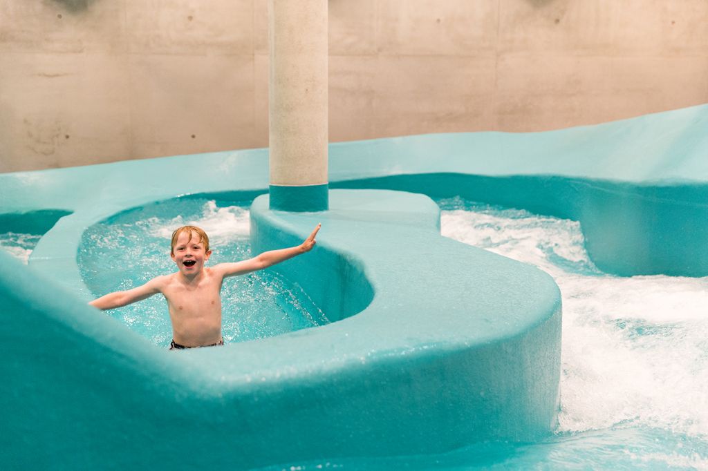 Kinderspaß - Beginnen wir mit den Kindern. Für diese gibt es einen Wildbach, eine Kinderhöhle und natürlich jede Menge Platz zum planschen und schwimmen. - © Therme Lindau