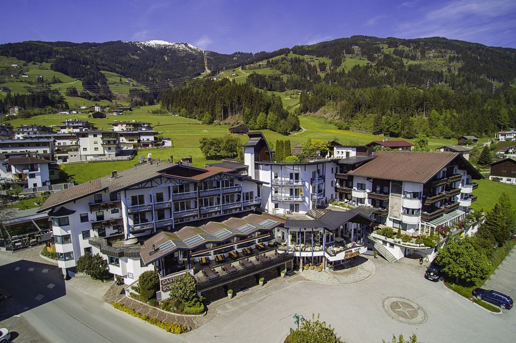 Hotel Fügenberg Zillertal - Sommerliche Ansicht des Wohlfühlhotels Schiestl im Zillertal. - © Wohlfühlhotel Schiestl