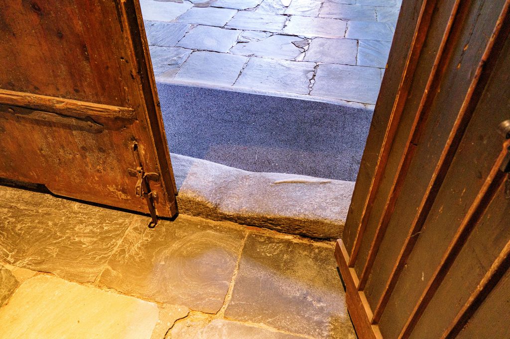 Diese Stufe... - Und dann haben wir uns gefragt, wieviele Menschen auf diesen Stein getreten sind, um in der Stiftskirche zu beten oder Gottesdienst zu feiern... Denn sowas nutzt sich nur seeehr langsam ab. - © alpintreff.de - Christian Schön Diese Stufe... - Und dann haben wir uns gefragt, wieviele Menschen auf diesen Stein getreten sind, um in der Stiftskirche zu beten oder Gottesdienst zu feiern... Denn sowas nutzt sich nur seeehr langsam ab. - © alpintreff.de - Christian Schön
