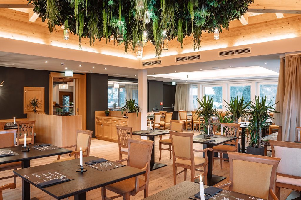 Restaurant Hotel BergBaur - Beginnen wir mit dem einladenden Restaurant. Nachhaltigkeit und Qualität spielen hier noch eine Rolle. - © Verwolf, Hotel BergBaur