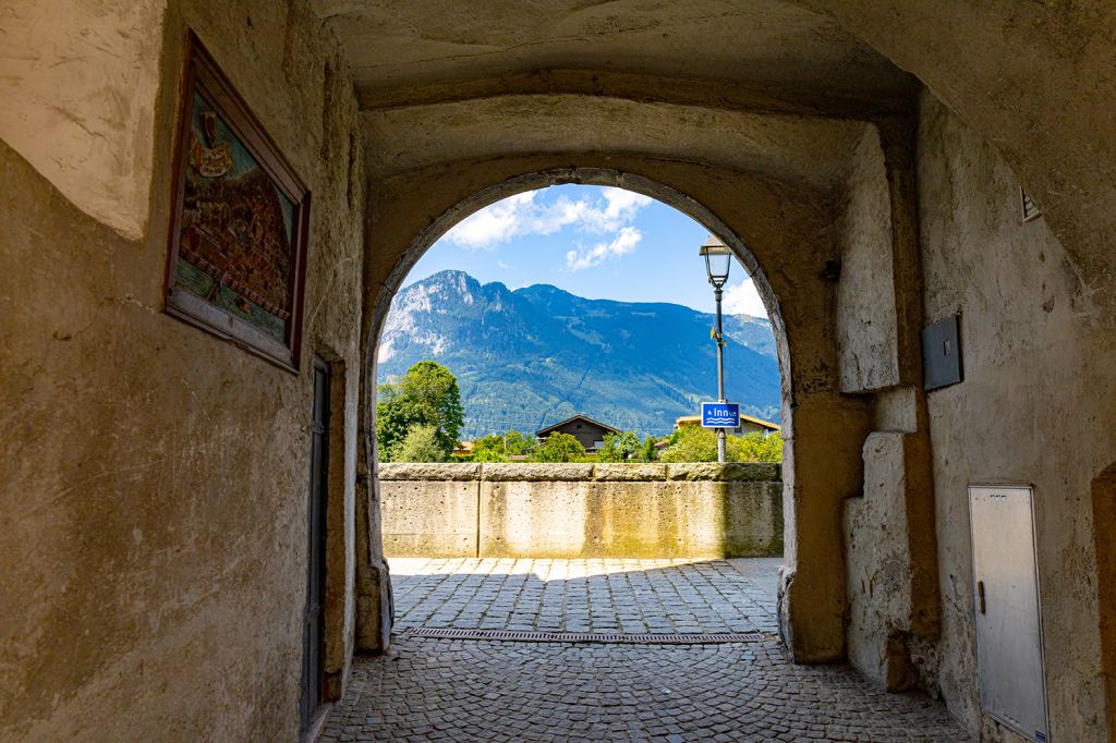 Aussichten - Der Blick aus dem Ort Richtung Inn, der sehr mächtig neben Rattenberg her fließt. - © alpintreff.de - Silke Schön